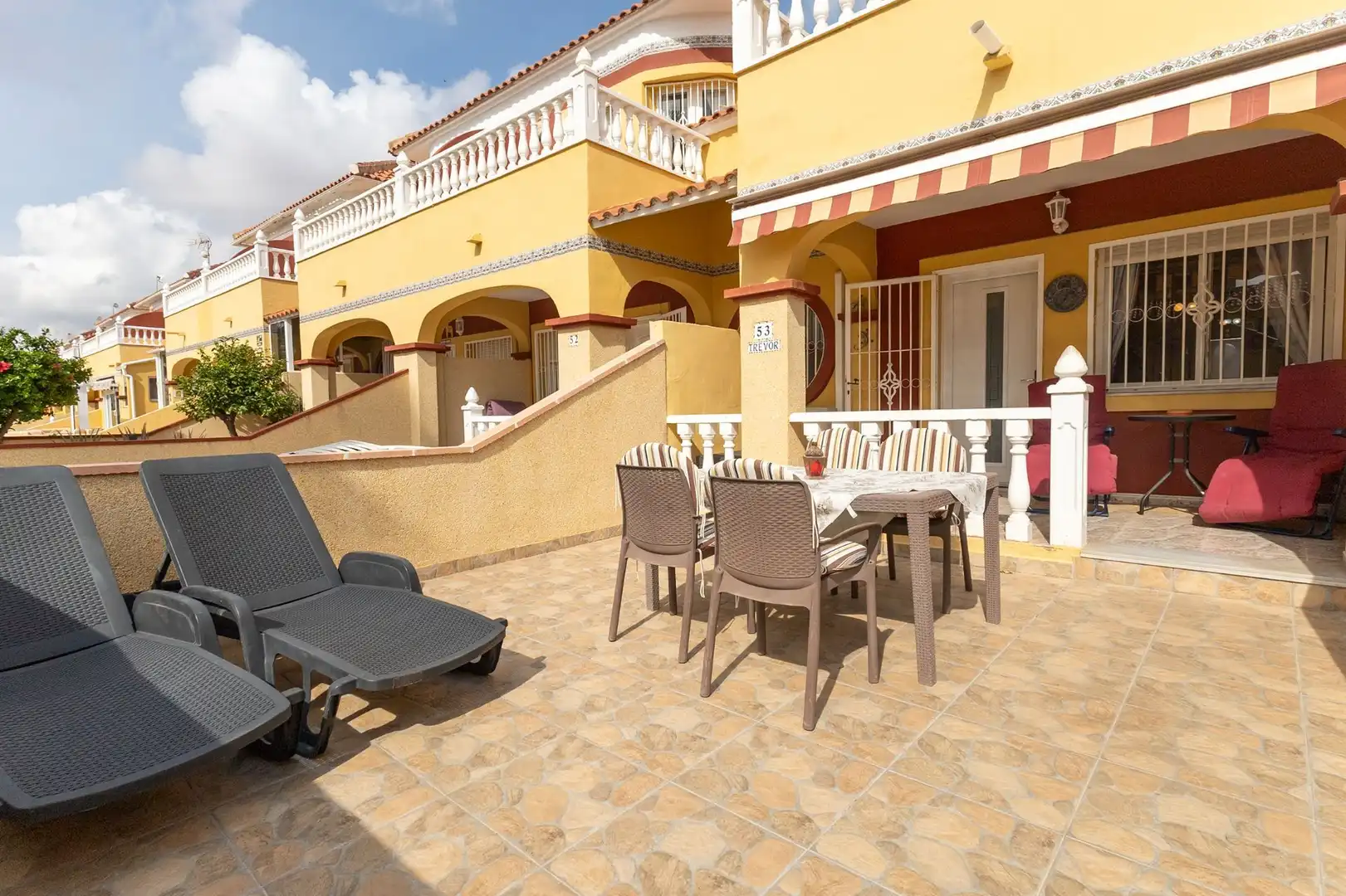 Terrasse von Einfamilien-Reihenhaus zum Verkauf in Torrevieja mit Privatgarten, Terrasse und Gemeinschaftspool