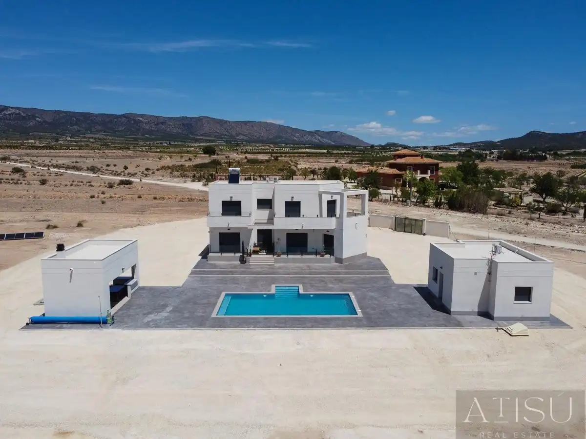 Chalet con piscina en venta en El Pinós / Pinoso