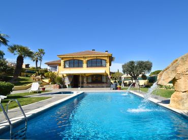 Villa avec balcon à vendre à L'Aragai