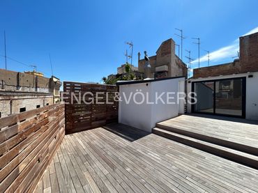 Attico con balcone in vendita a Carrer de Vallroquetes 13