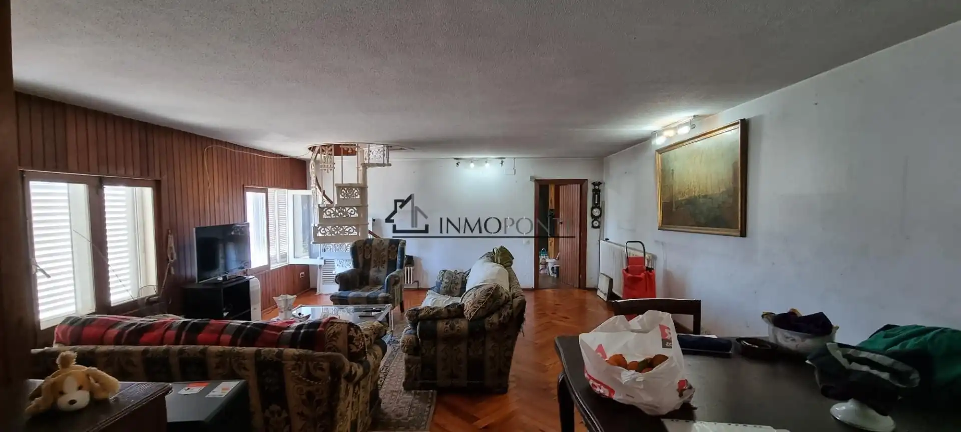Sala d'estar de Casa o xalet en venda en Pontevedra Capital  amb Calefacció, Jardí privat i Terrassa