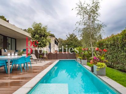 Vista exterior de Casa o xalet en venda en Sant Cugat del Vallès amb Aire condicionat, Terrassa i Piscina