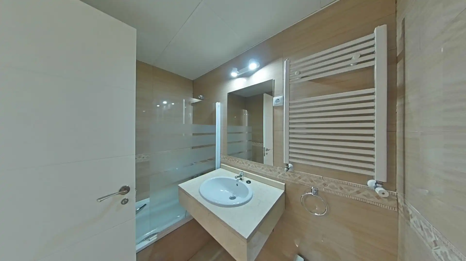 Bathroom of Flat for sale in Madrid  with Air Conditioner, Heating and Parquet flooring