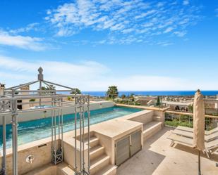 Vista exterior de Casa adosada en venda en Marbella amb Aire condicionat, Terrassa i Piscina