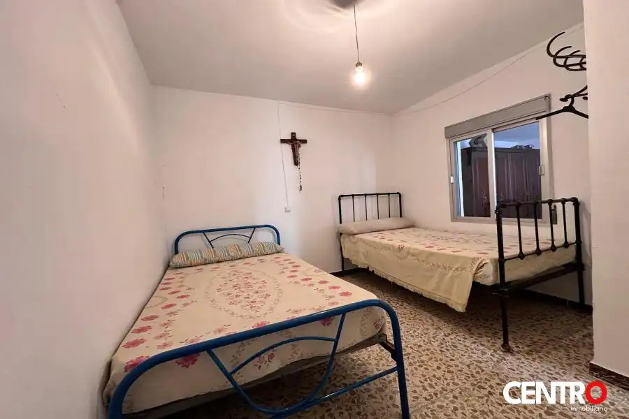 Dormitori de Casa o xalet en venda en Guadahortuna amb Jardí privat