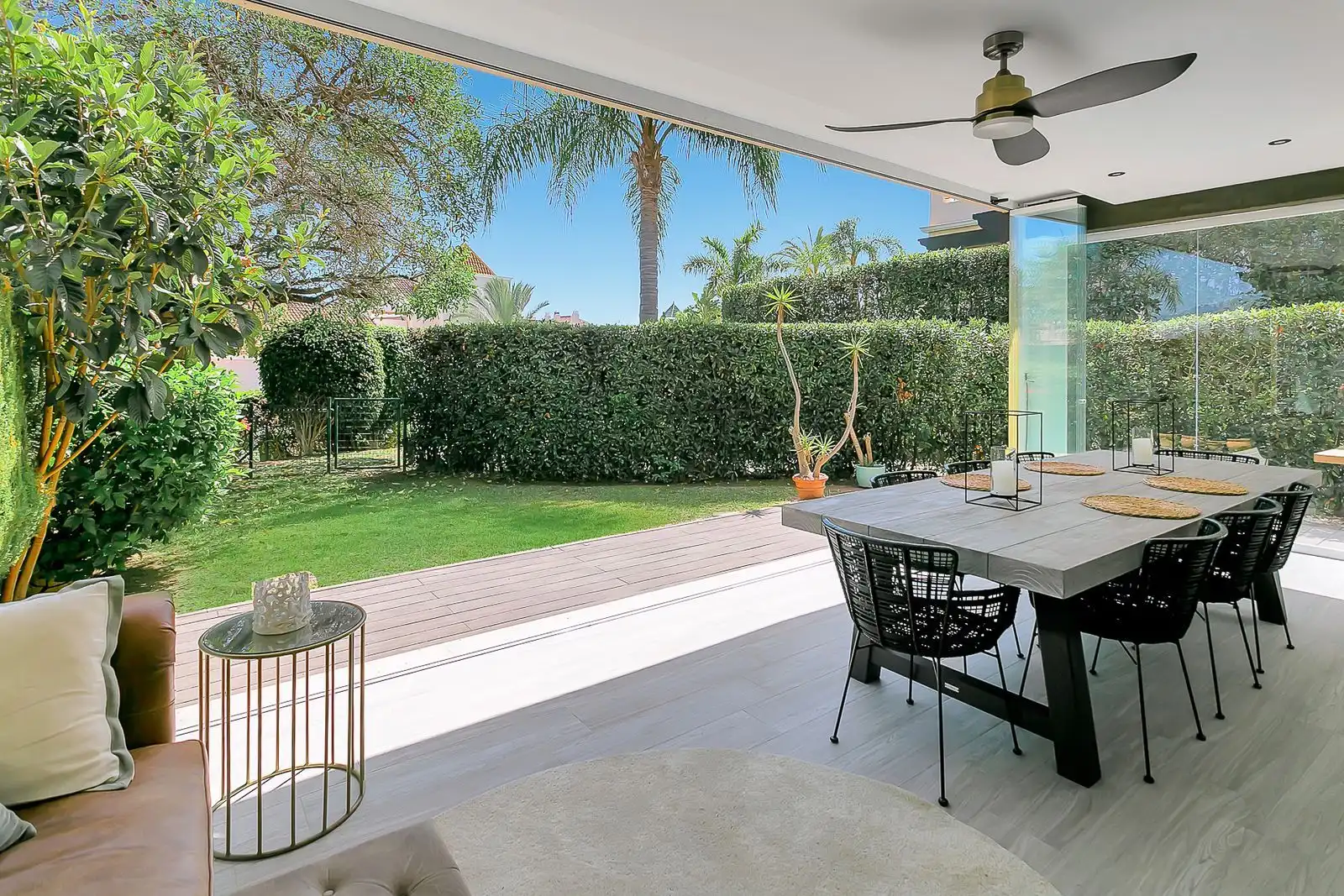 Terrasse von Einfamilien-Reihenhaus zum Verkauf in Estepona mit Privatgarten, Terrasse und Möbliert