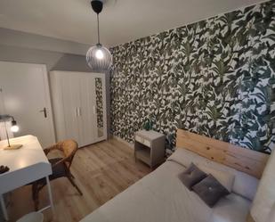 Dormitori de Apartament per a compartir en  Huesca Capital amb Forn, Rentadora i Microones