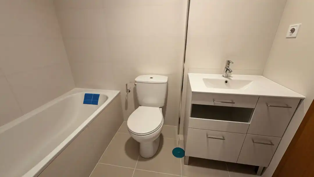 Bathroom of Flat for rent in Madrid  with Air Conditioner, Heating and Private garden