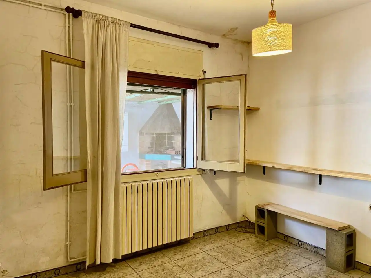 Habitación de Casa adosada en venta en Olot con Calefacción, Jardín privado y Terraza