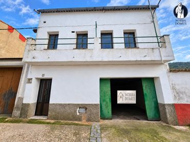 Casa rústica amb balcó en venda a Alcuéscar