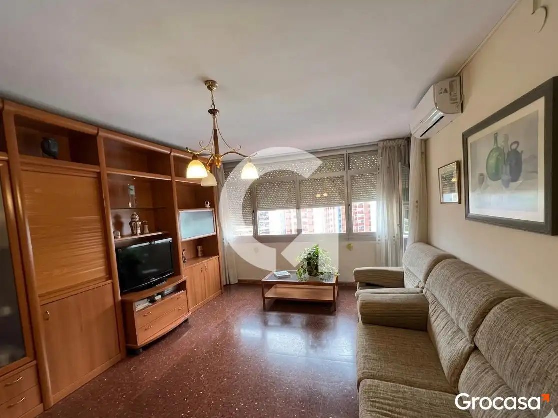 Sala de estar de Piso en venta en Cornellà de Llobregat con Aire acondicionado, Amueblado y Horno