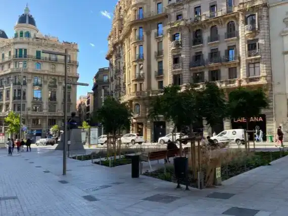 Außenansicht von Wohnungen zum Verkauf in  Barcelona Capital mit Klimaanlage und Balkon