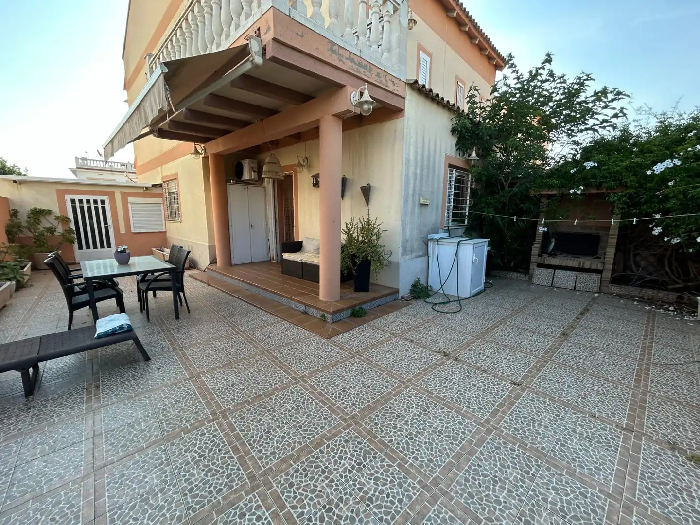 Terrasse von Einfamilien-Reihenhaus zum Verkauf in Cullera mit Klimaanlage, Privatgarten und Terrasse