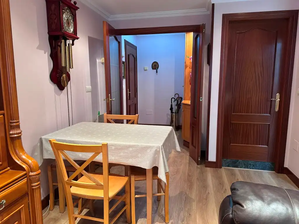 Comedor de Piso en venta en Gijón  con Calefacción, Parquet y Amueblado