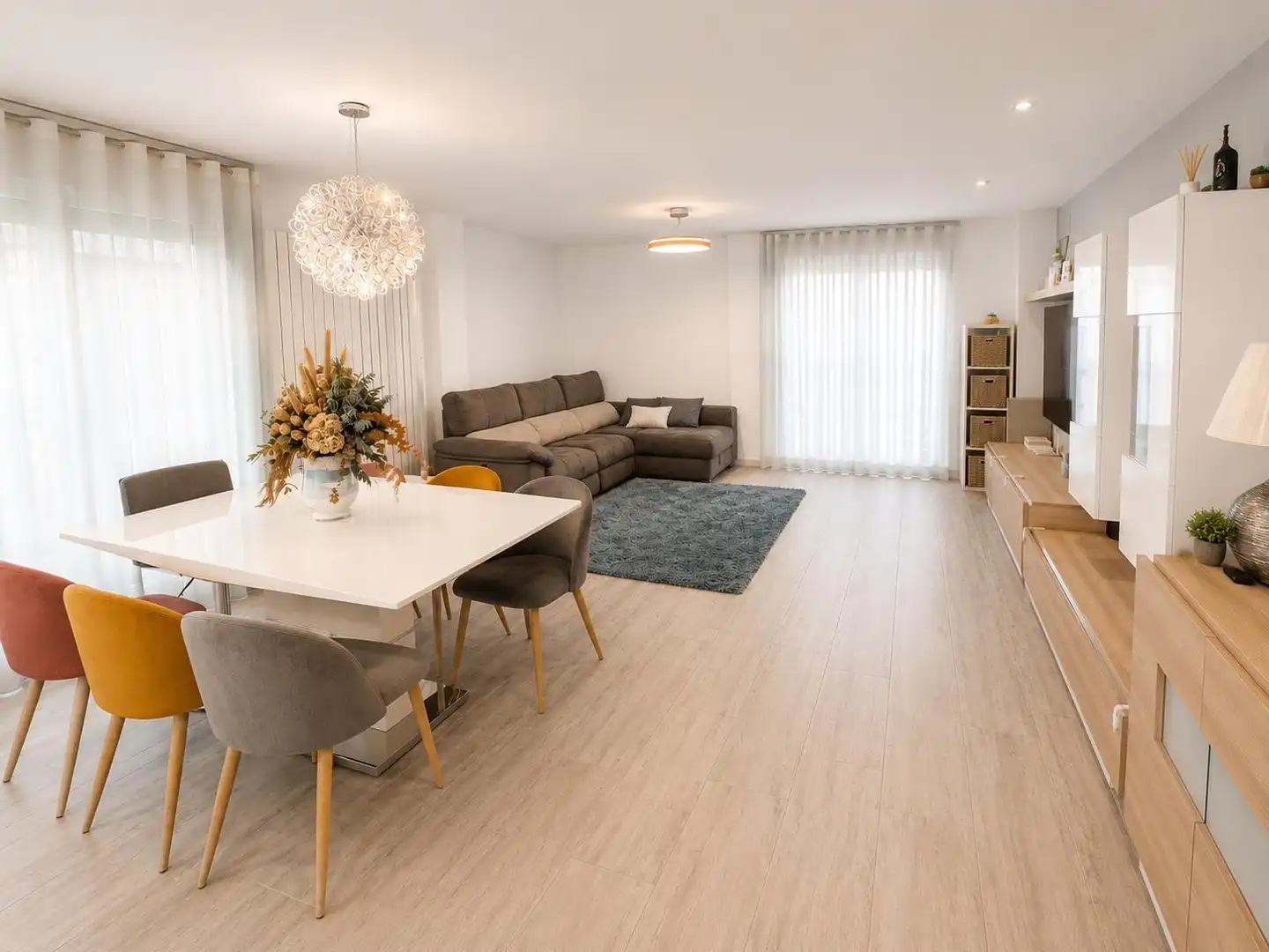 Wohnzimmer von Einfamilien-Reihenhaus zum Verkauf in Enguera mit Klimaanlage, Heizung und Terrasse