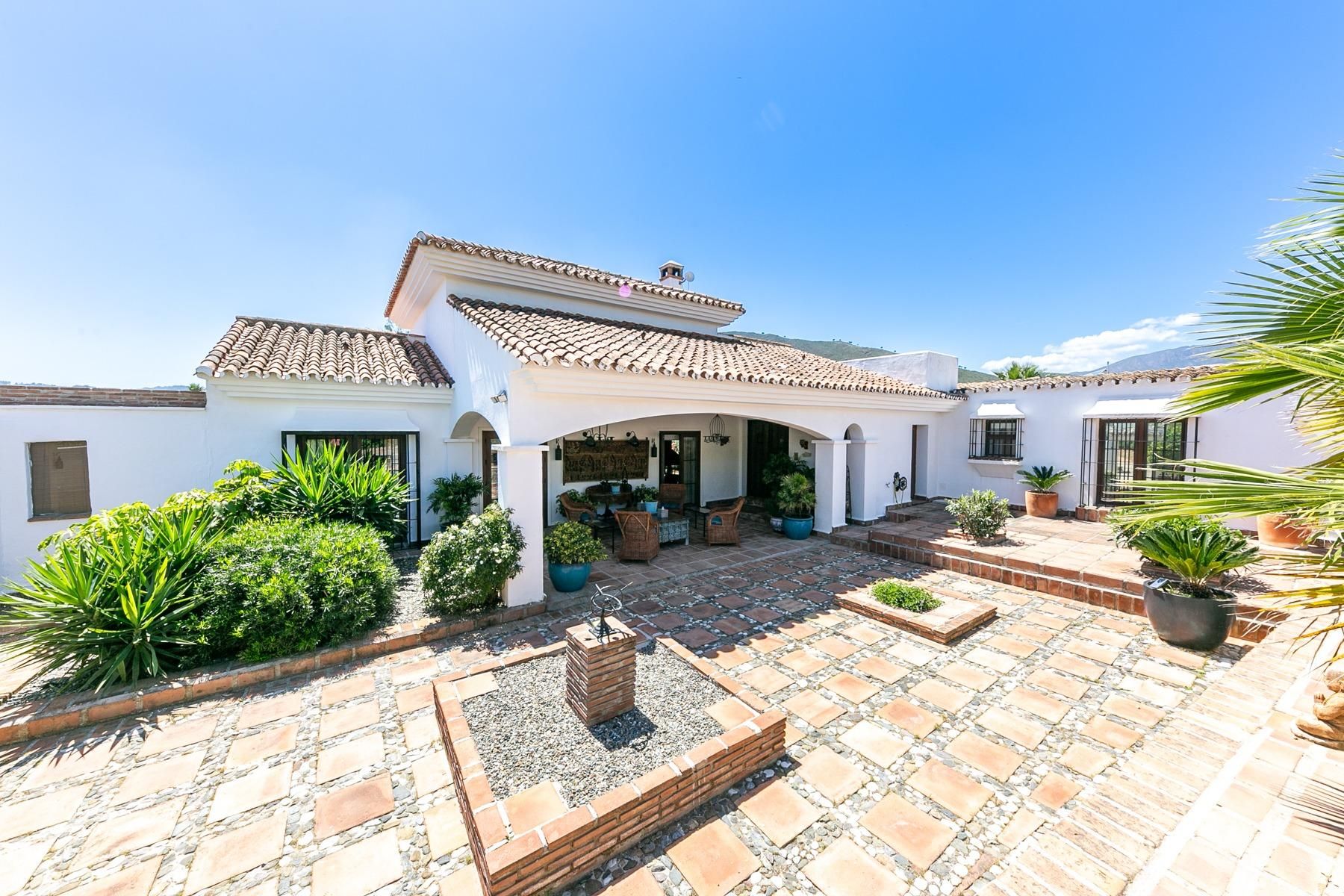 Vista exterior de Finca rústica en venda en Mijas amb Aire condicionat, Calefacció i Jardí privat