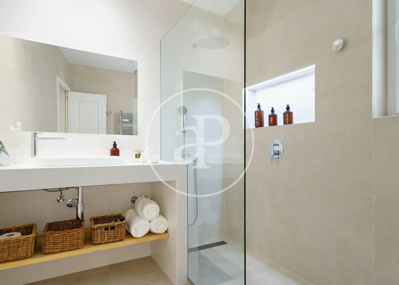 Bathroom of Flat for rent in Madrid  with Air Conditioner, Heating and Furnished