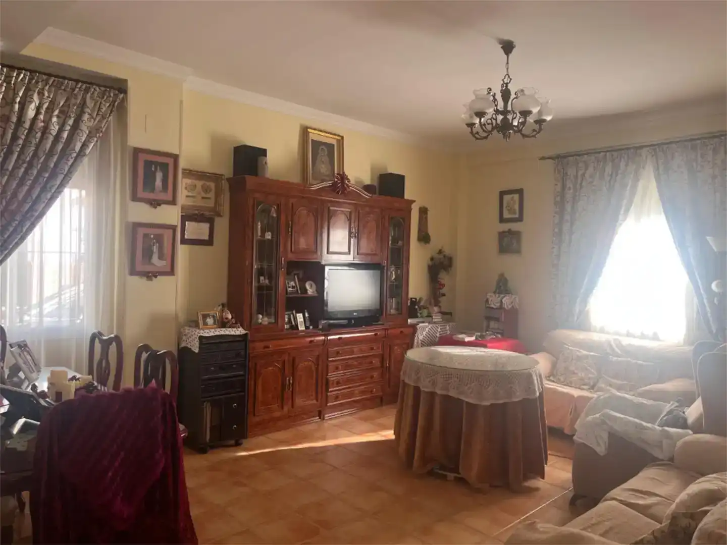 Sala d'estar de Casa adosada en venda en Carmona