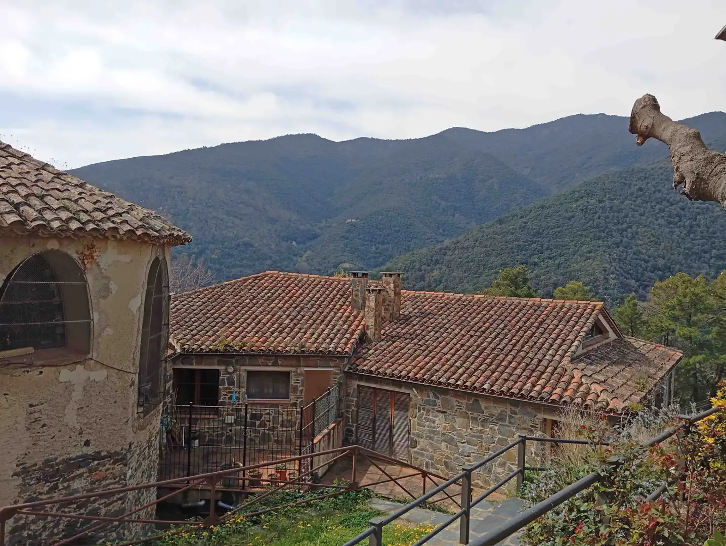 Außenansicht von Einfamilien-Reihenhaus zum Verkauf in Montseny mit Heizung, Parkett und Terrasse