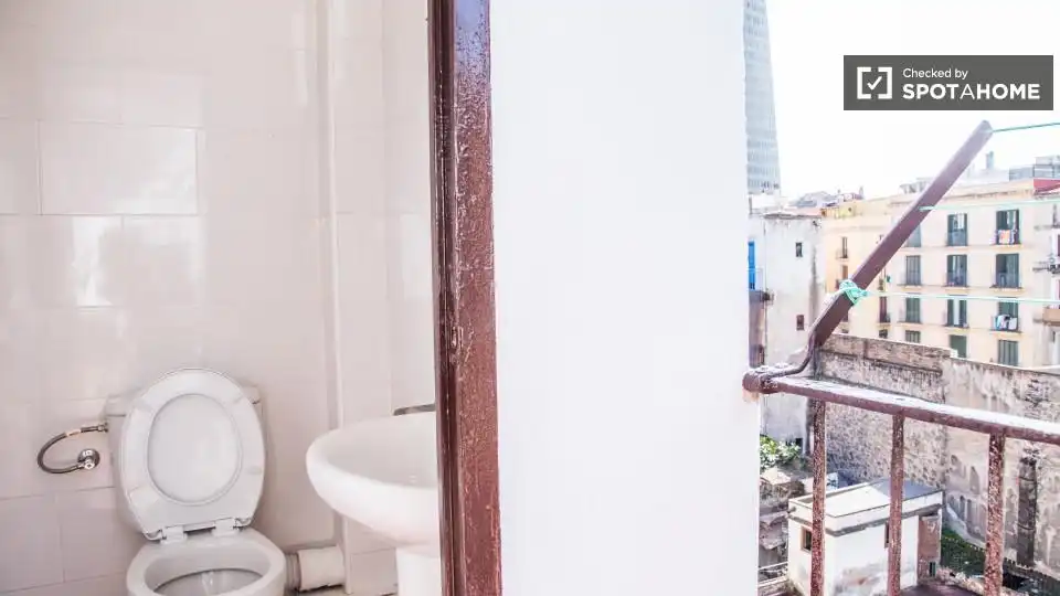 Baño de Piso para compartir en Barcelona con Aire acondicionado, Calefacción y Amueblado