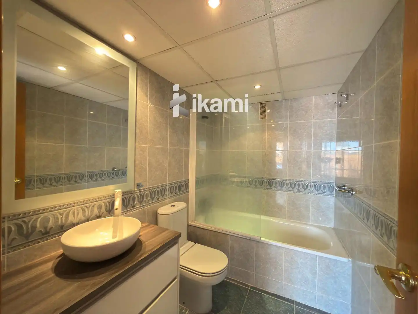 Baño de Piso en venta en Valencia con Aire acondicionado, Terraza y Piscina