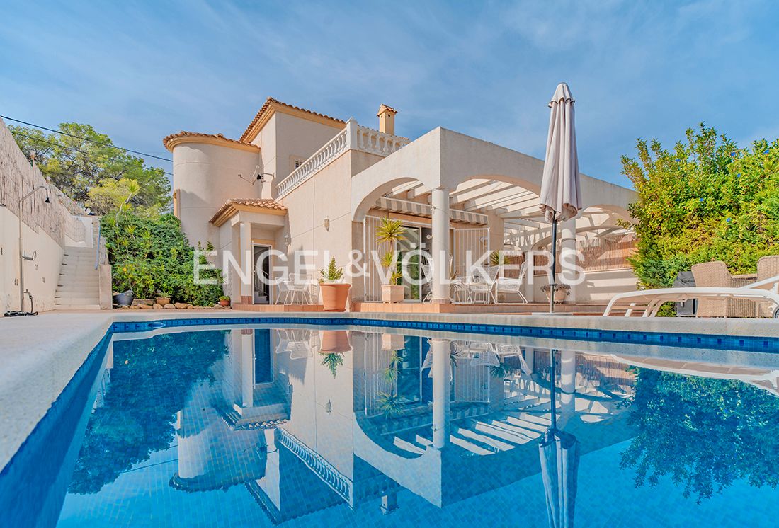 Vista exterior de Casa o xalet en venda en El Campello amb Aire condicionat, Calefacció i Jardí privat