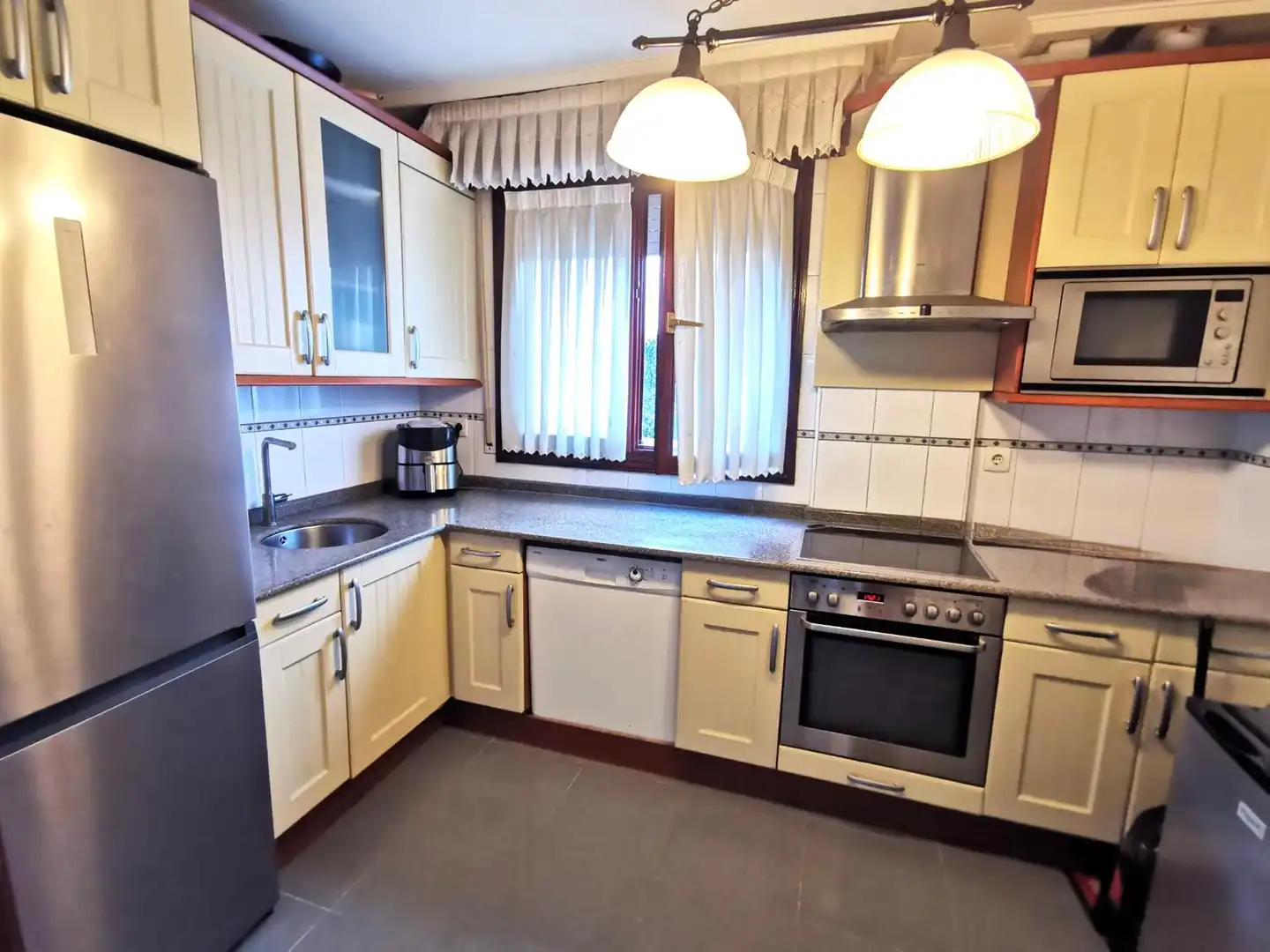 Cocina de Casa adosada en venta en Castro-Urdiales con Calefacción, Jardín privado y Amueblado