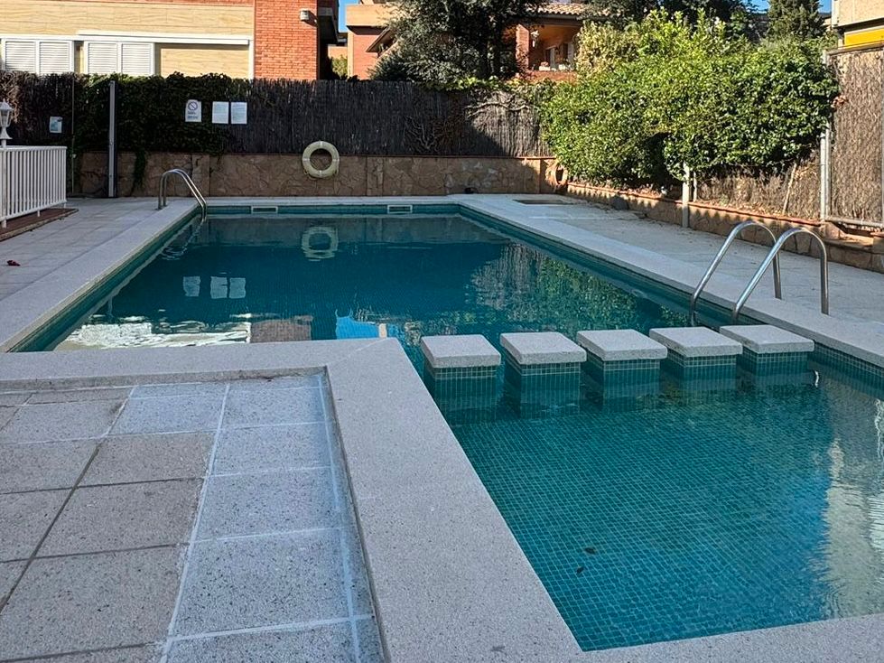 Piscina de Casa adosada en venta en Sant Cugat del Vallès con Aire acondicionado, Calefacción y Jardín privado