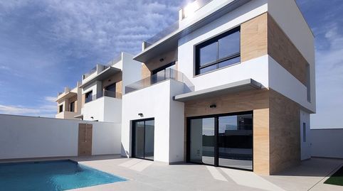 Villa de 3 dormitorios y 3 baños con piscina y jardín en Benijofar, imagen 2