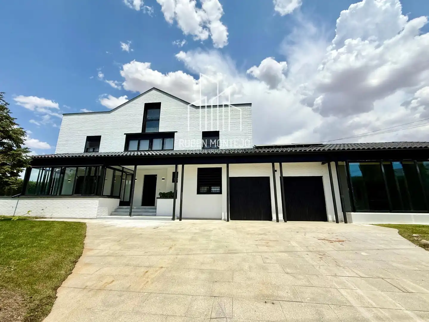 Vista exterior de Casa o xalet en venda en Carbajosa de la Sagrada amb Calefacció, Jardí privat i Piscina