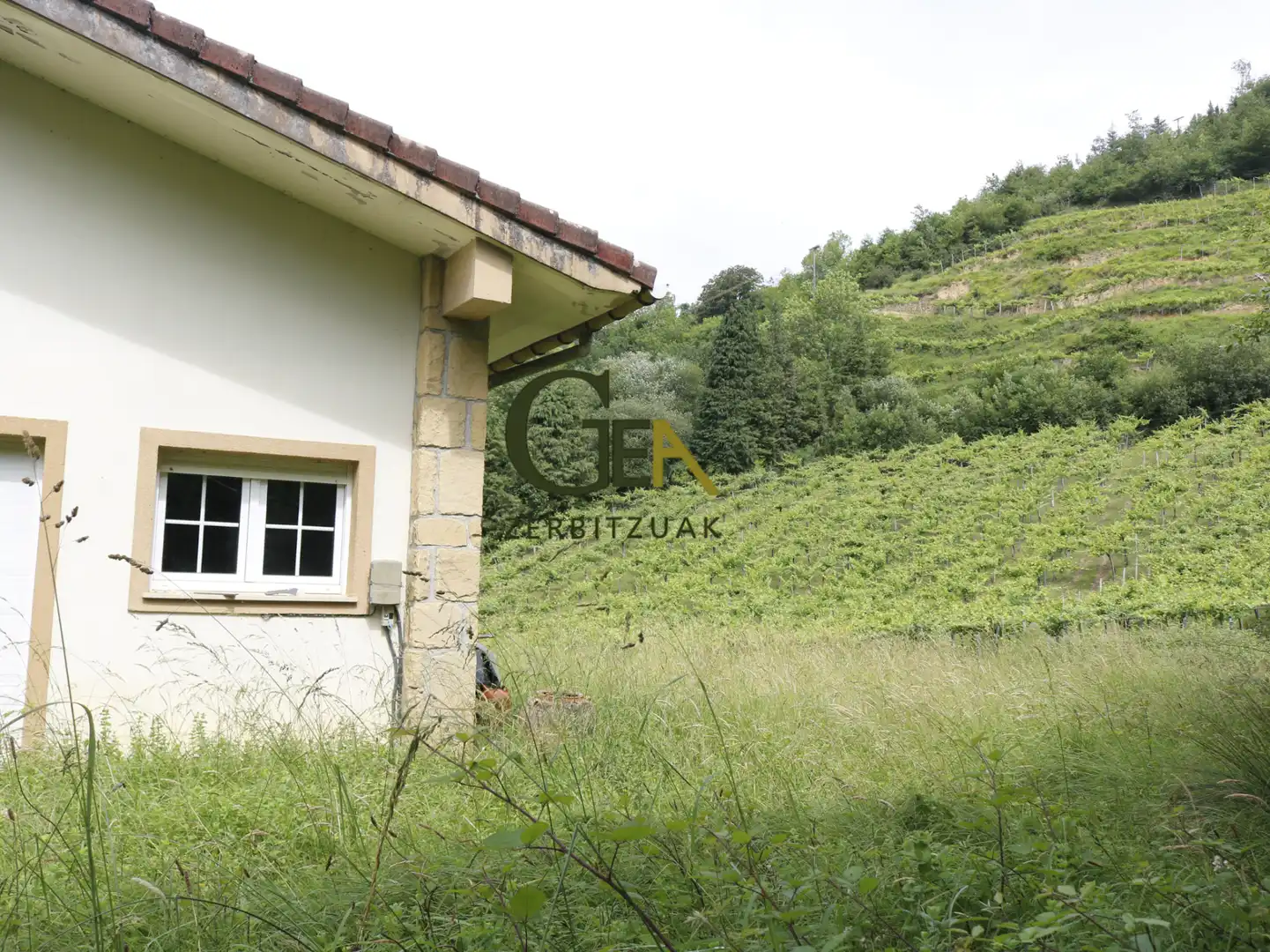 Einfamilien-Reihenhaus zum Verkauf in Alkiza mit Heizung, Privatgarten und Terrasse