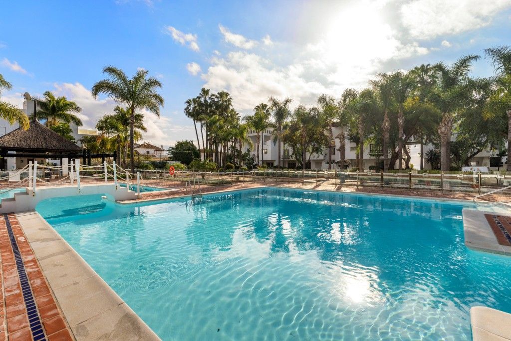 Piscina de Dúplex en venda en Marbella amb Aire condicionat, Terrassa i Moblat