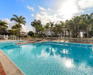 Piscina de Dúplex en venda en Marbella amb Aire condicionat, Terrassa i Moblat