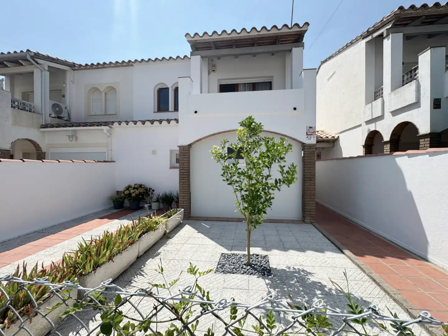 Vista exterior de Casa adosada en venda en L'Escala amb Calefacció, Jardí privat i Terrassa