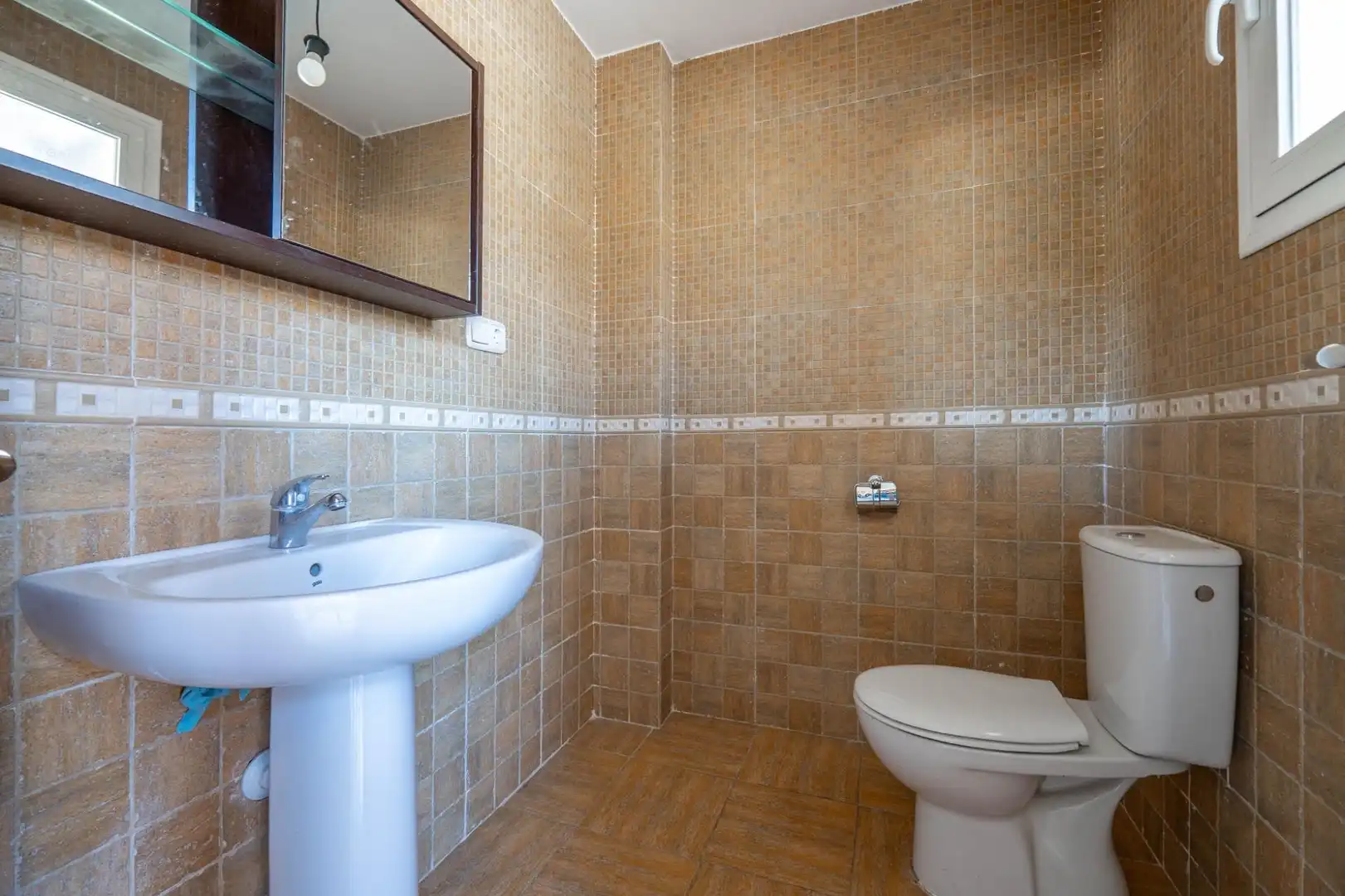 Baño de Casa adosada en venta en Cenes de la Vega con Aire acondicionado, Calefacción y Jardín privado