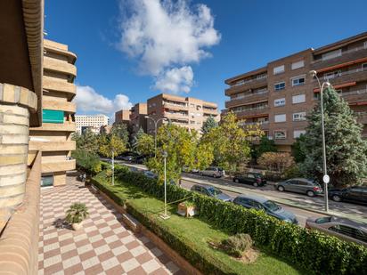 Vista exterior de Pis en venda en  Granada Capital amb Terrassa i Balcó