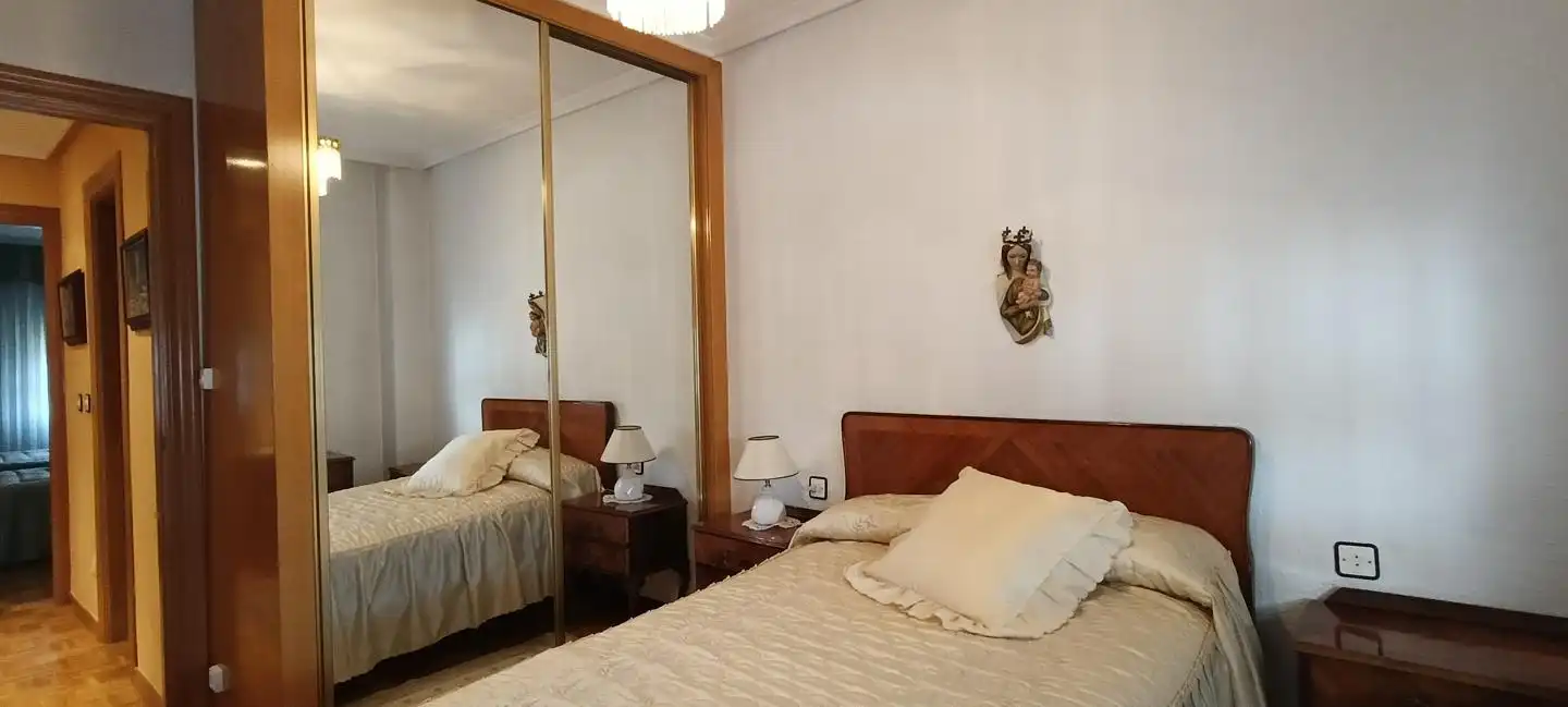 Habitación de Apartamento en venta en León Capital  con Calefacción, Parquet y Terraza
