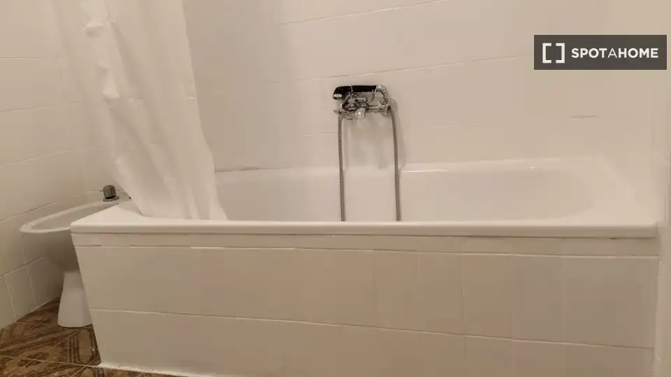 Baño de Piso de alquiler en Utiel con Aire acondicionado, Calefacción y Amueblado