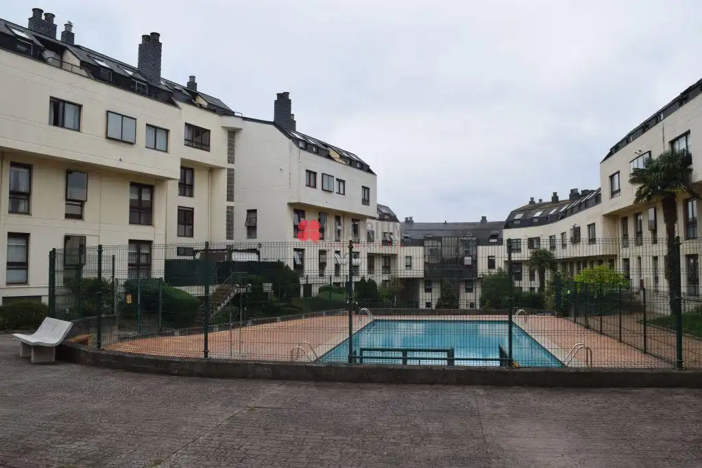 Piscina de Planta baixa en venda en A Coruña Capital  amb Calefacció i Traster