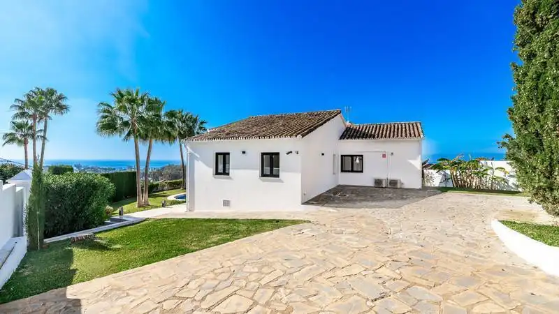 Vista exterior de Casa o xalet de lloguer en Marbella amb Aire condicionat, Calefacció i Jardí privat