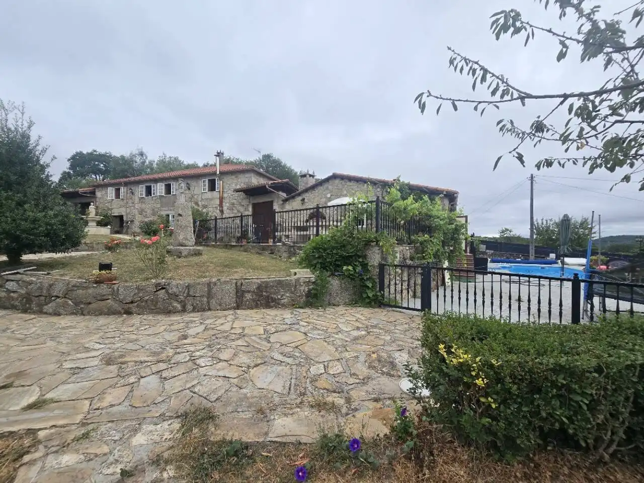 Außenansicht von Haus oder Chalet zum Verkauf in O Saviñao  mit Heizung, Privatgarten und Terrasse