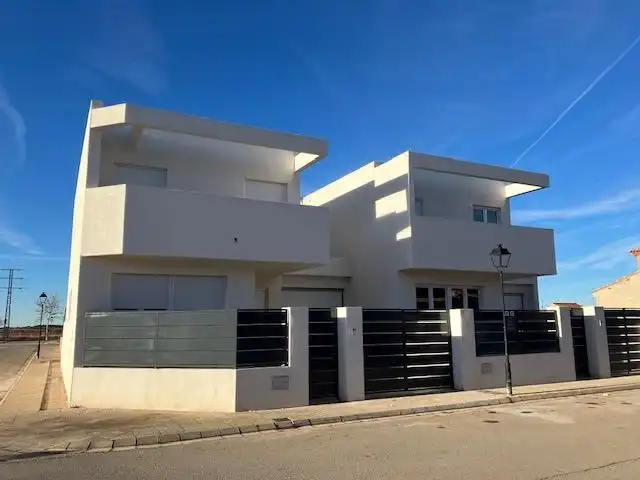 Adosado con terraza en venta en Alpera, imagen 2