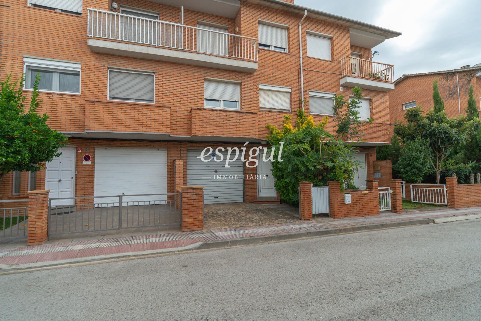 Vista exterior de Casa adosada en venda en Girona Capital amb Aire condicionat, Calefacció i Jardí privat