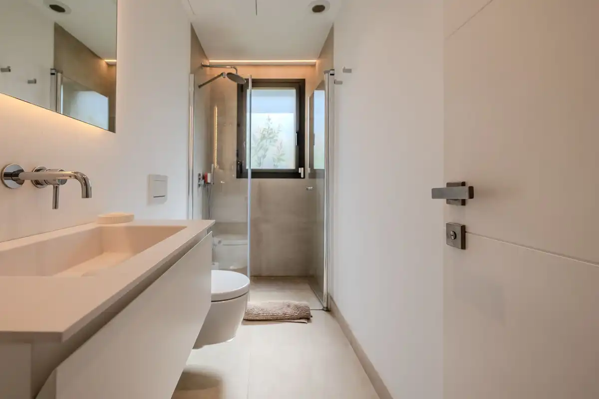 Badezimmer von Haus oder Chalet zum Verkauf in Marbella mit Klimaanlage, Privatgarten und Terrasse