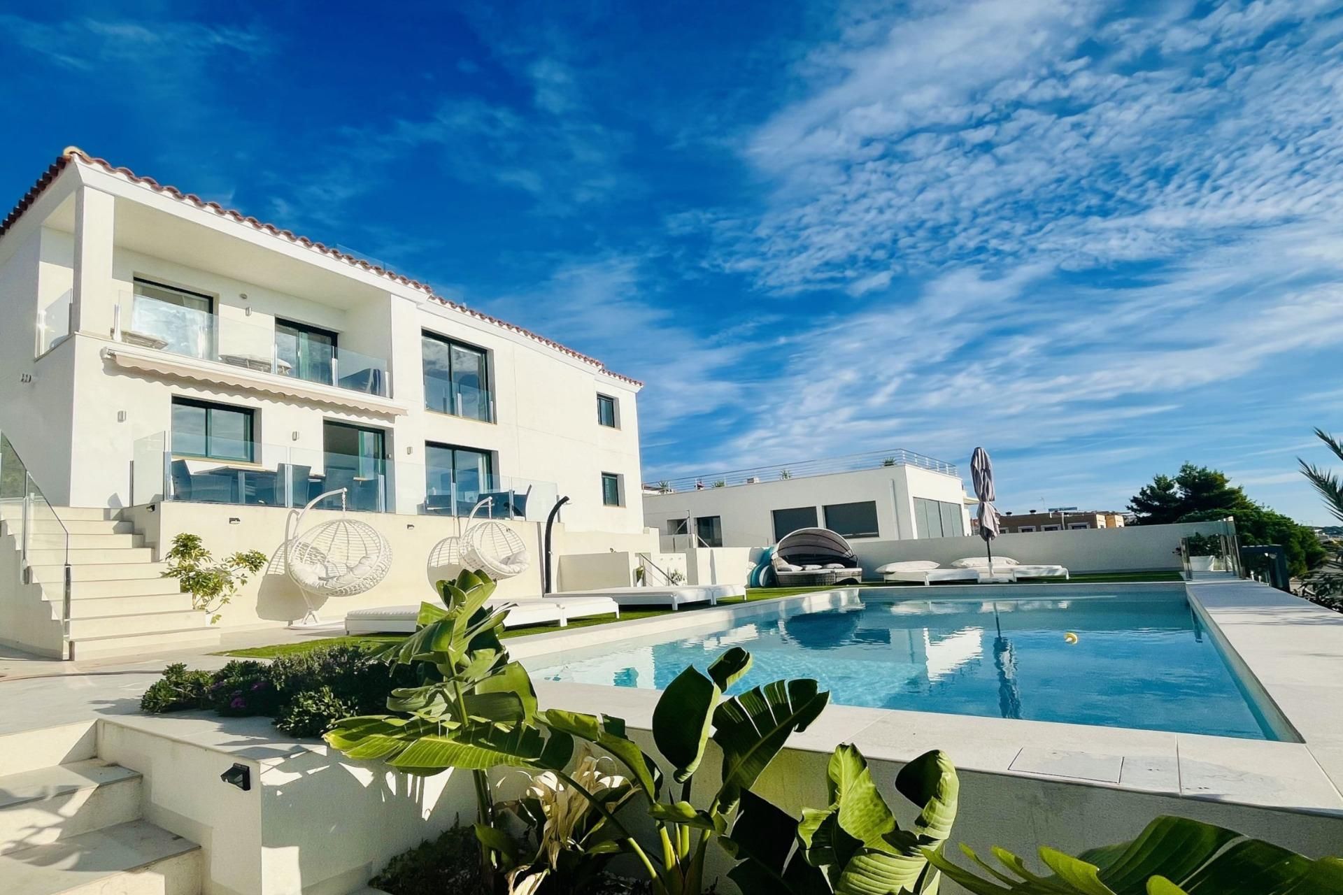 Piscina de Casa o xalet en venda en L'Ampolla amb Aire condicionat, Calefacció i Jardí privat