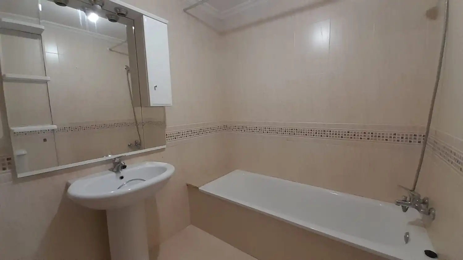 Bany de Àtic de lloguer en Santa Marta de Tormes amb Calefacció, Terrassa i Balcó