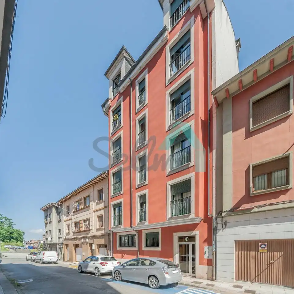 Vista exterior de Piso en venta en San Martín del Rey Aurelio con Calefacción, Parquet y Trastero