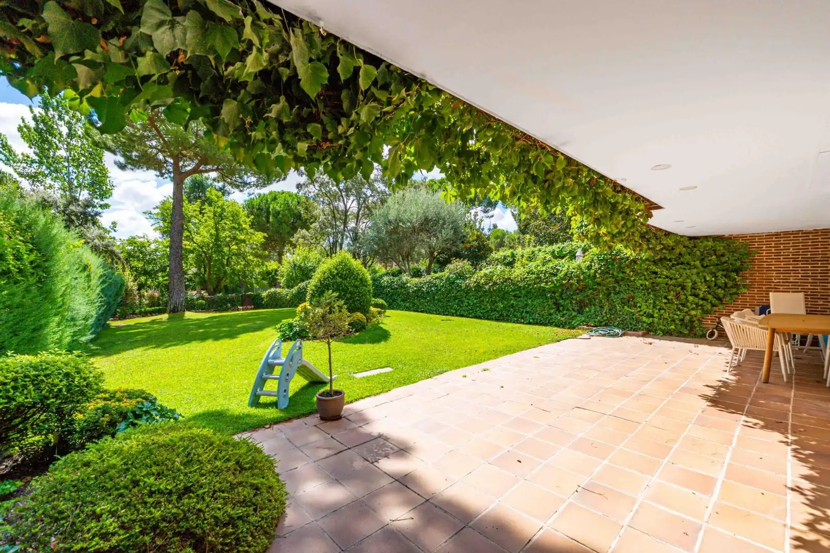 Garten von Einfamilien-Reihenhaus zur Miete in Boadilla del Monte mit Klimaanlage, Heizung und Privatgarten