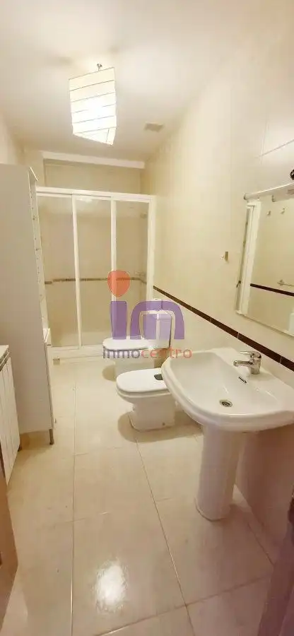 Bathroom of Flat for sale in Valdepeñas  with Air Conditioner, Heating and Storage room