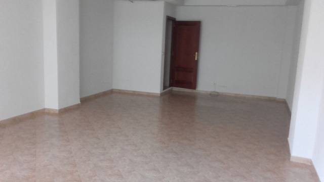 Local comercial en Alquiler en Calle Greco en Garrido Sur